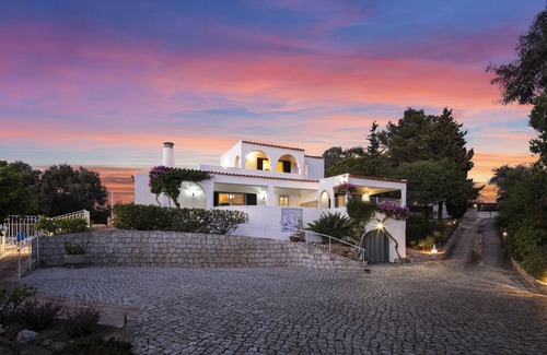 Carvoeiro Villa | Best Location Walk to town beach HEATED Gated Pool Amazing Views. 5 Bedrooms