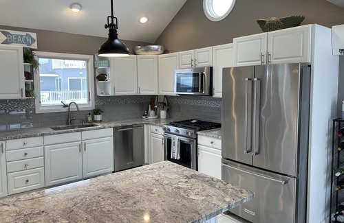 North Beach House | 'Best of Both Worlds' Bayview, Steps to Beach