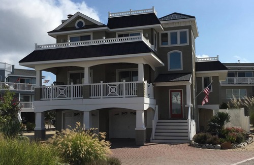 North Beach House | 'Best of Both Worlds' Bayview, Steps to Beach