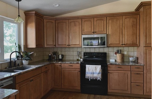 Ken Caryl Ranch North Plains House | Best of CO outdoor adventures! Private room for travel nurses/remote workers