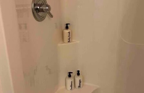 Daniels Hill Apartment | Best of My Love | CA King Size Bed+ | Sleeps 2-4
