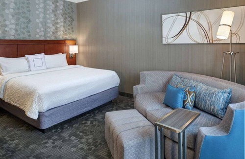 Brookfield Hotel | Best Place to Stay in Brookfield! Indoor Swimming Pool, Pet-friendly Property!