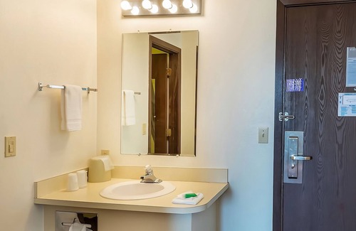 Shelby Hotel | Best Place to Stay in Montana! 4 Modern Units, Pets Allowed, Free Parking