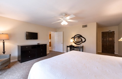 San Diego Country Estates Hotel | Best Place to Unwind! Free Parking, Full Kitchen!