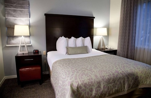 Sunnyvale Resort | Best Place to Unwind! THREE Relaxing 2BR Suites, Outdoor Pool, Pet-friendly!