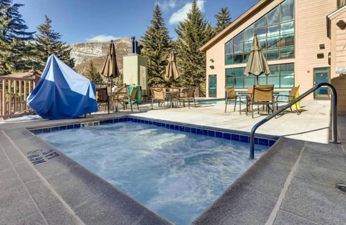Highland Meadows Apartment | Best time of the year to sky ! Great opportunity Streamside at Vail - Douglas