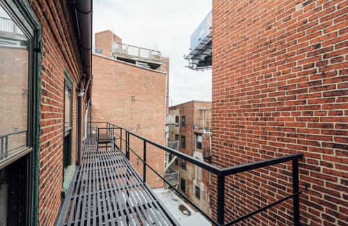 Old City Apartment | ☆ BEST VALUE 2BR CONTEMPORARY & MINIMALIST ☆