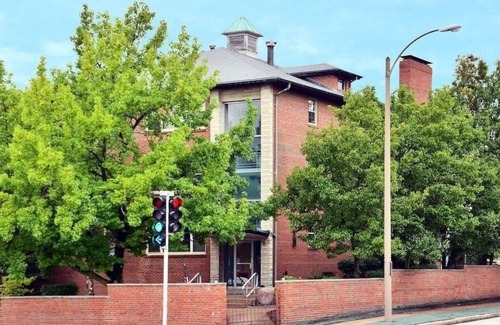 Lindenwood Park House | Best Value For Groups in St Louis 10,000 sq ft building / 30 beds / 15 bedrooms