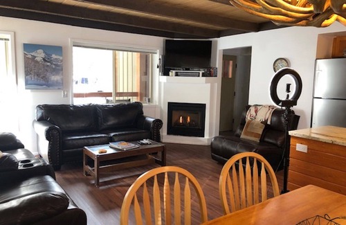 Snowmass Village Condo | Best Value in Snowmass! Walk to ski lifts and the Treehouse in less than 3 mins!