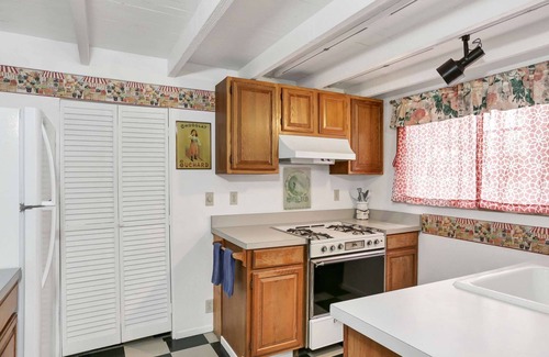 Balboa Island Cottage | Best Value on Balboa Island, Classic Cottage w/Amenities, Walk to Beach and Marine Avenue