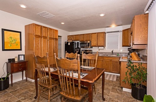 Jamestown House | Best Value on Main St Queen Bed TV DVD-Entire home