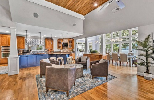 Huddleston House | BEST VIEW~Luxury 8500 Sq Ft~6 bedroom 5 Flex Rooms