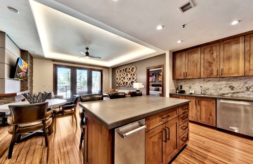 Lakeside Park Condo | Best Walking Location, Pool, Beach, Restaurants - Zalanta #220