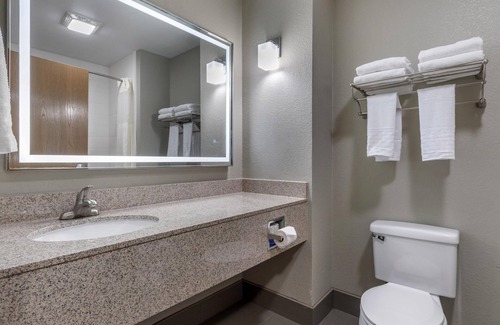 Denton Hotel | Best Western Plus Denton Inn & Suites