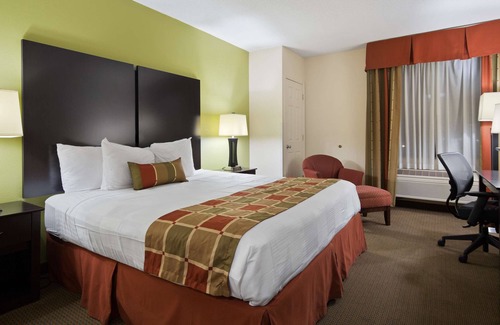 Huntersville Hotel | Best Western Plus Huntersville Inn & Suites Near Lake Norman