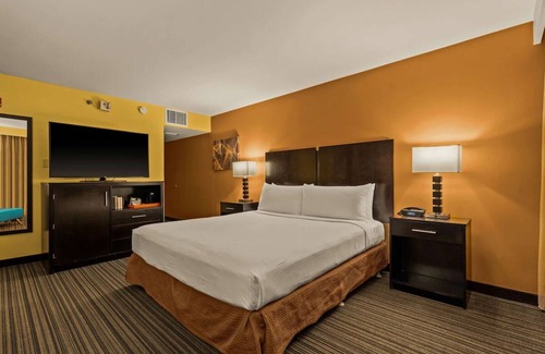 Western Honolulu Hotel | Best Western The Plaza | King Bed with City View | Free Breakfast and Shuttle
