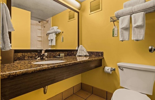 Western Honolulu House | Best Western The Plaza | Deluxe Room with King Bed | Free Breakfast and Shuttle