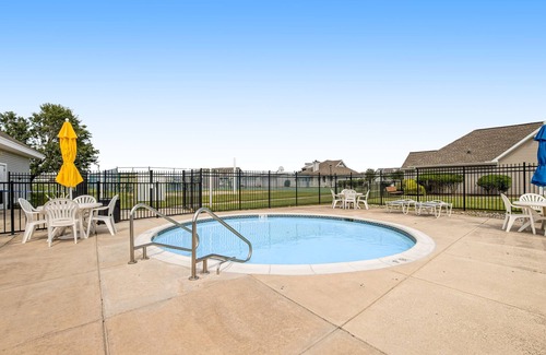 Ocean View Condo | Bethany Bay 2nd floor condo w/shared pool, tennis court, on-site golf, balcony