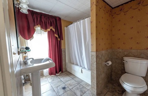 Geneseo Bed & Breakfast | Bethia Room - Big Tree Inn - In-Room Jacuzzinn