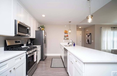 Bettendorf Apartment | Bettendorf Gem: 3BR Apartment w/King Suite & Office!