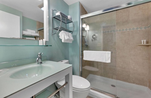 Redevelopment Area Resort | Better Choice for your Vacation! Relaxing Unit w/Bay View, Pool and Hot Tub