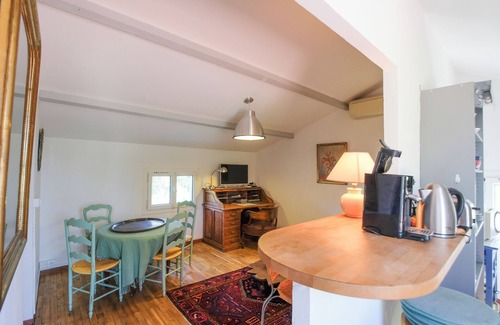 Saint-Mitre-les-Remparts Apartment | Between Alpilles and Cote Bleue apartment in a charming farmhouse with pool