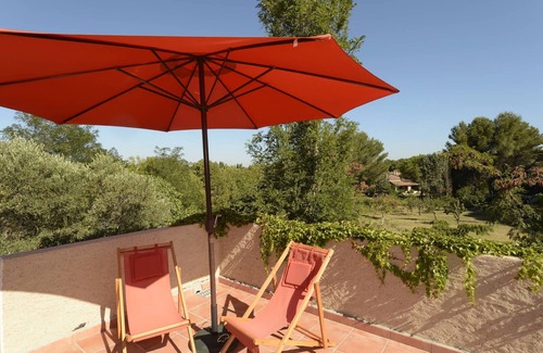 Saint-Mitre-les-Remparts Apartment | Between Alpilles and Cote Bleue apartment in a charming farmhouse with pool