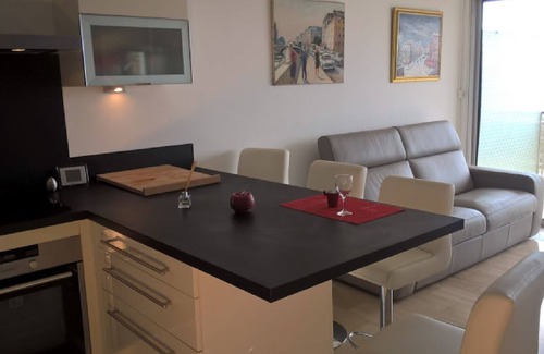 Vallauris Apartment | Between Cannes and Golfe Juan, beautiful sea view 500 m from the beach in absolute calm