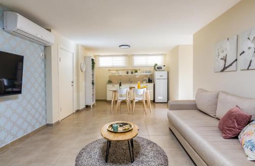 Yeruham House | Between Crater and Lake