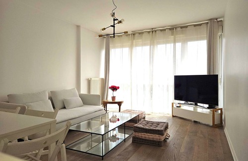 Neuilly-sur-Marne Apartment | Between Paris & Disneyland – Quiet 60 m² with Garage
