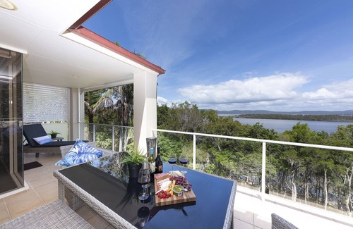 Green Point House | Between the ocean and the lake