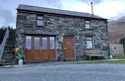 Beddgelert House | Beudy Bach is a small cottage at the foot of Moel Hebog.