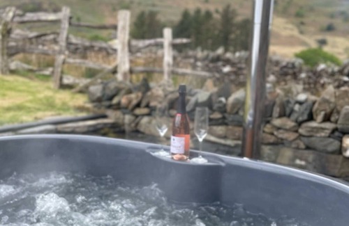 Beddgelert House | Beudy Bach is a small cottage at the foot of Moel Hebog.