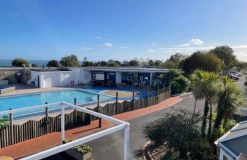 Paignton Ski Chalet | Beverley bay 2-Bed Caravan, Sleeps 6, Pet Friendly