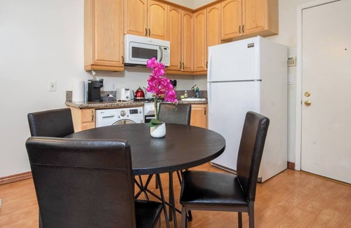 Beverly Hills Apartment | Beverly Hills Boulevard: Luxe 1-BR for 4 Guests