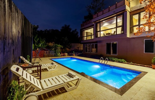 Mahabaleshwar Villa | Beverly Hills by Ebony Stays – Stylish 8BHK Villa with Lawn & Views