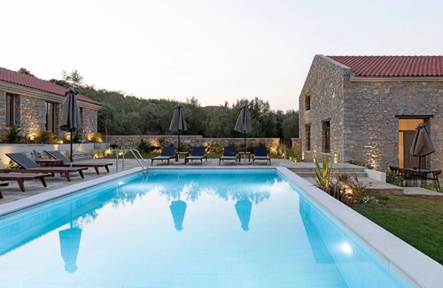 Pella Region House | BH1004 - C - Suite Magnisia