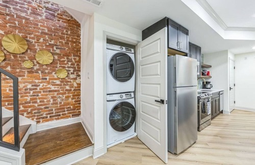 North Philadelphia West Apartment | Bi-Level 2/2 w/Rooftop | Sleeps 12 | 10 min to DT