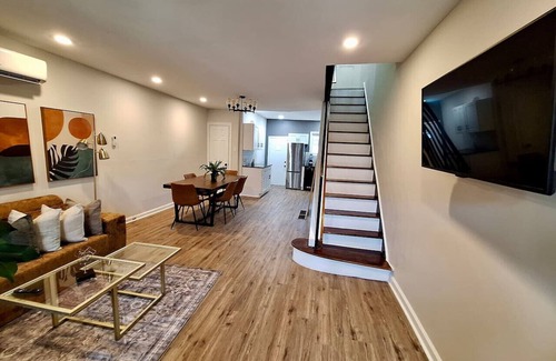 South Philadelphia West Apartment | Bi-Level 3 BR plus Finished Basement | Sleeps 12