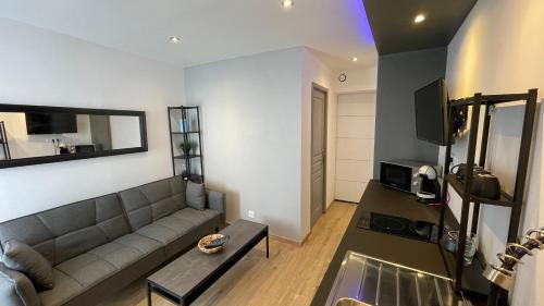 Dole Apartment | Bienvenue chez vous "appartement classé 2 étoiles en RDC avec espace extérieur et parking"