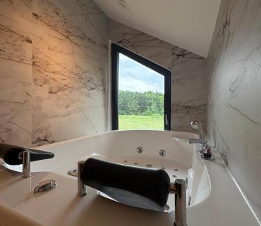 Uherce Mineralne House | Bieszczadzki Relaks - domki z prywatną strefą SPA