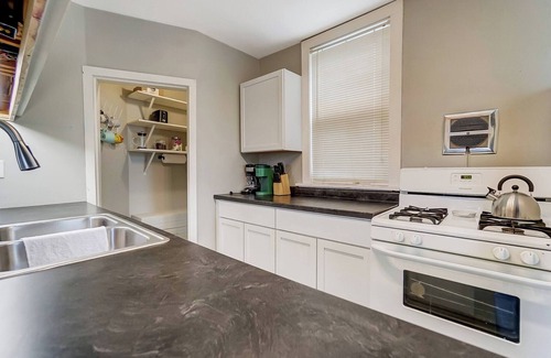 Fort Wayne Bed & Breakfast | Big 1 Bed near Downtown! W/D, Remote Work Retreat!