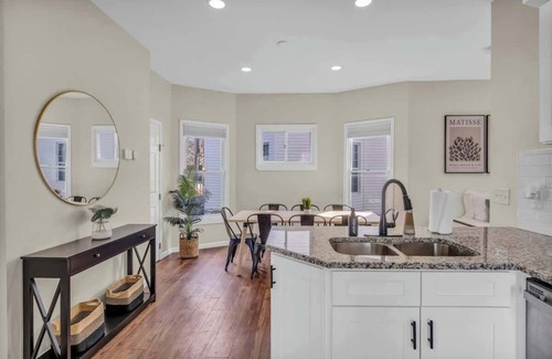 Edgewater Hill House | BIG 4BR House | 7 Mins Downtown | Foosball + Games