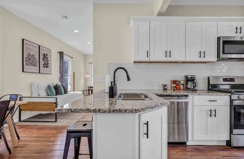 Edgewater Hill House | BIG 4BR House | 7 Mins Downtown | Foosball + Games