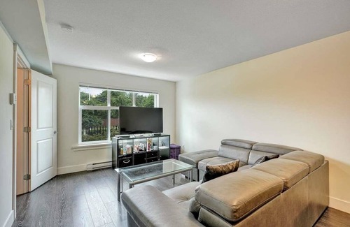 Guildford House | Big 600 at ft suite with attached bathroom