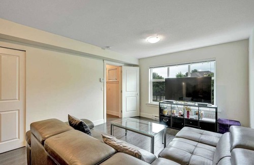 Guildford House | Big 600 at ft suite with attached bathroom