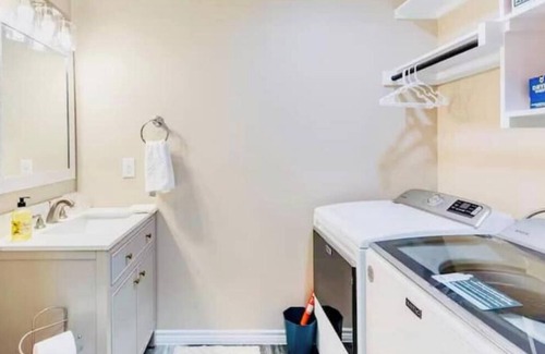 Waxahachie House | Big Backyard, Big Screens, Big Comfort, Sleeps 10