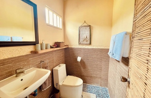 Balabag Villa | Big Bali-Style Studio with Kitchen, 3 Min to Beach