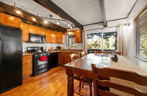 Big Bear Lake Cabin | Big Bear Lake, Hot Tub, Walk to Ski Slopes, Fire Pit, Fireplace, Golf Course Zoo