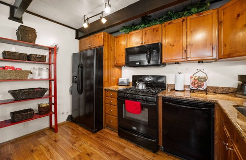 Big Bear Lake Cabin | Big Bear Lake, Hot Tub, Walk to Ski Slopes, Fire Pit, Fireplace, Golf Course Zoo